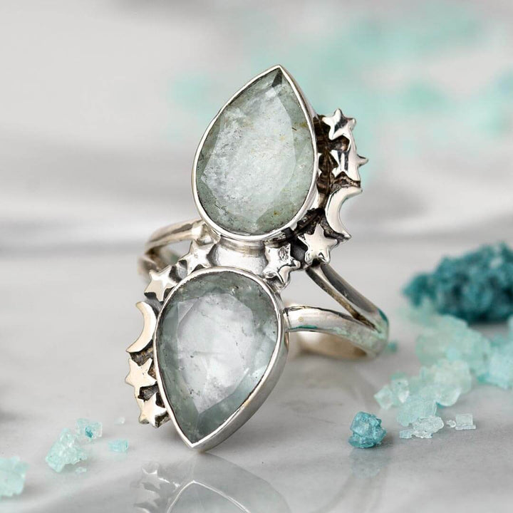 Tropfenförmiger Aquamarin-Ring mit Sternen und Mond