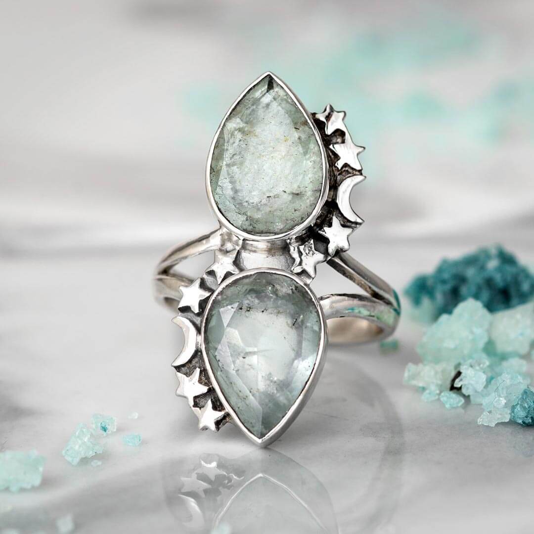Tropfenförmiger Aquamarin-Ring mit Sternen und Mond