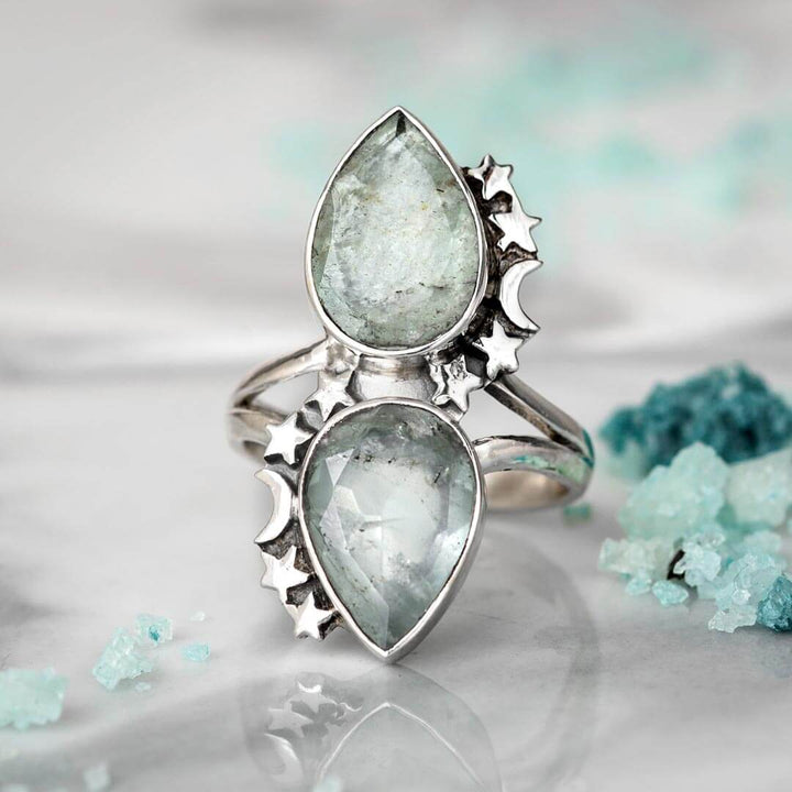 Tropfenförmiger Aquamarin-Ring mit Sternen und Mond
