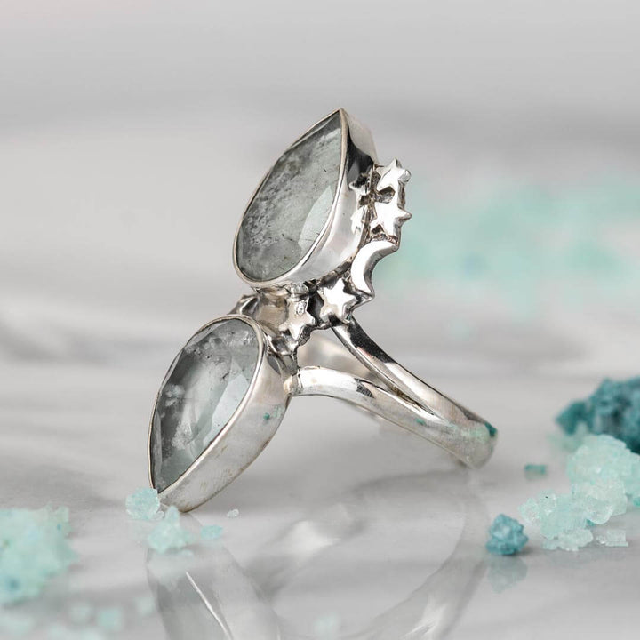 Tropfenförmiger Aquamarin-Ring mit Sternen und Mond