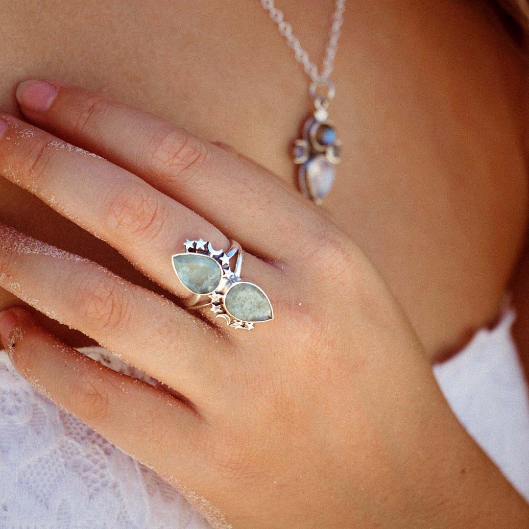 Tropfenförmiger Aquamarin-Ring mit Sternen und Mond