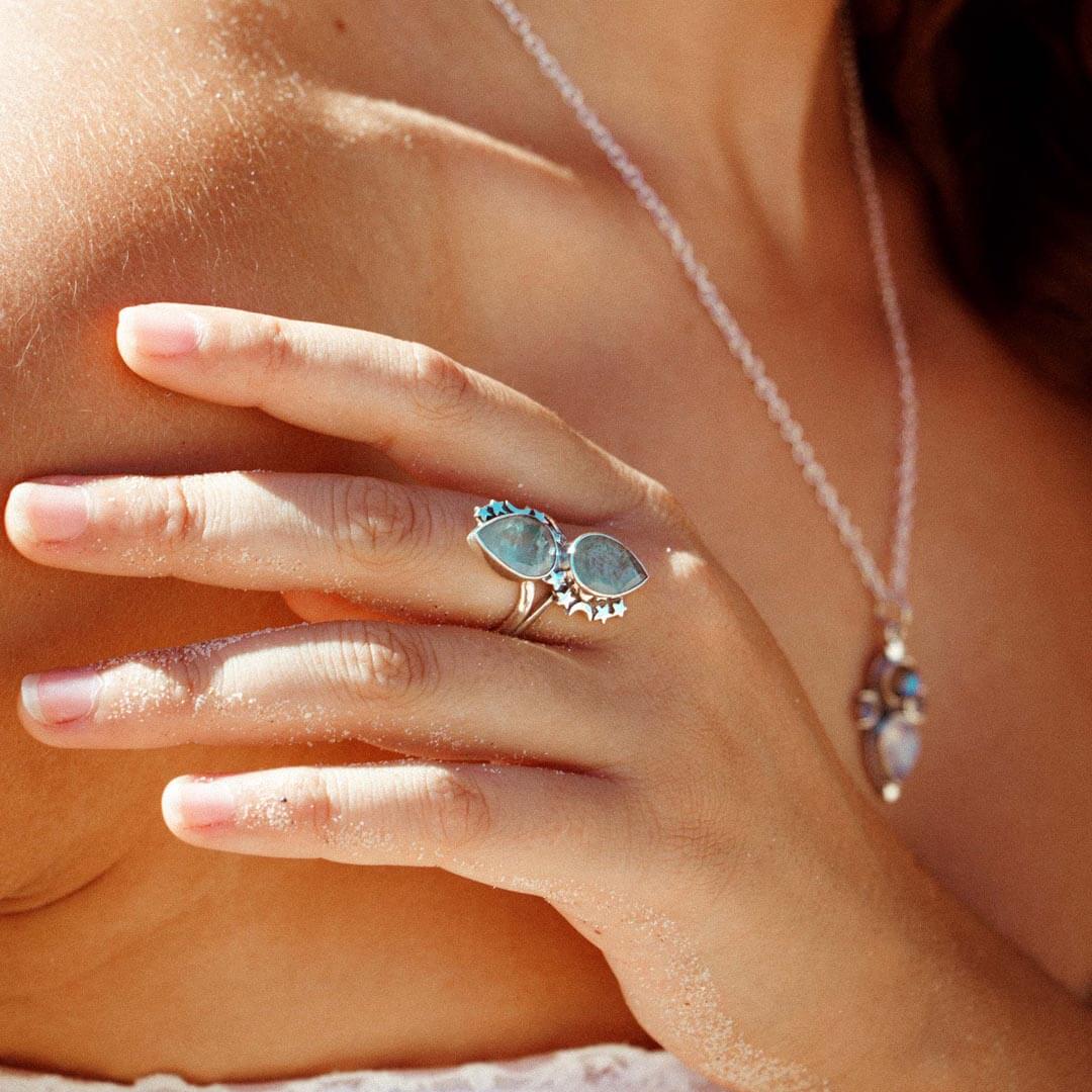 Tropfenförmiger Aquamarin-Ring mit Sternen und Mond