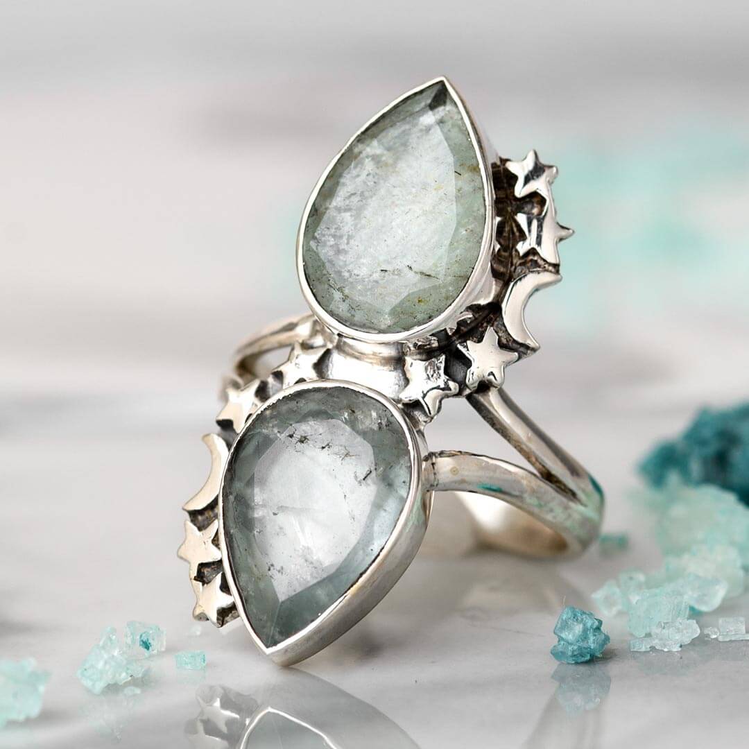 Tropfenförmiger Aquamarin-Ring mit Sternen und Mond