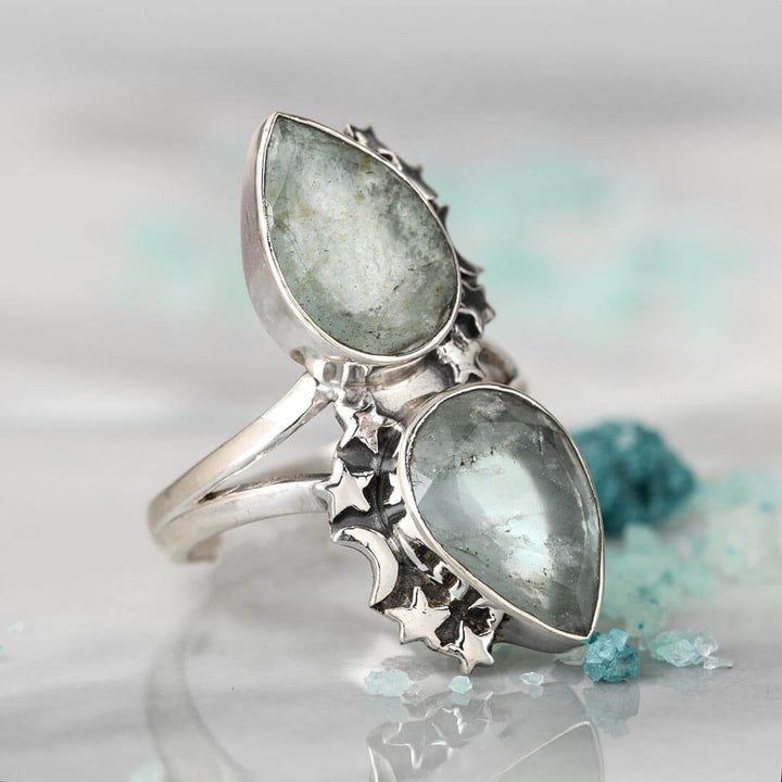Tropfenförmiger Aquamarin-Ring mit Sternen und Mond