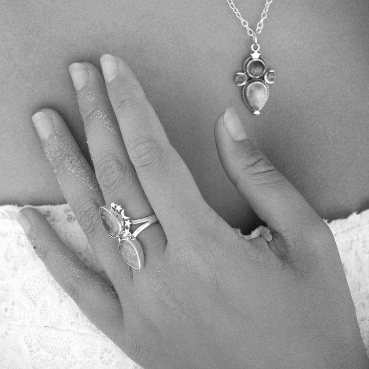 Tropfenförmiger Aquamarin-Ring mit Sternen und Mond