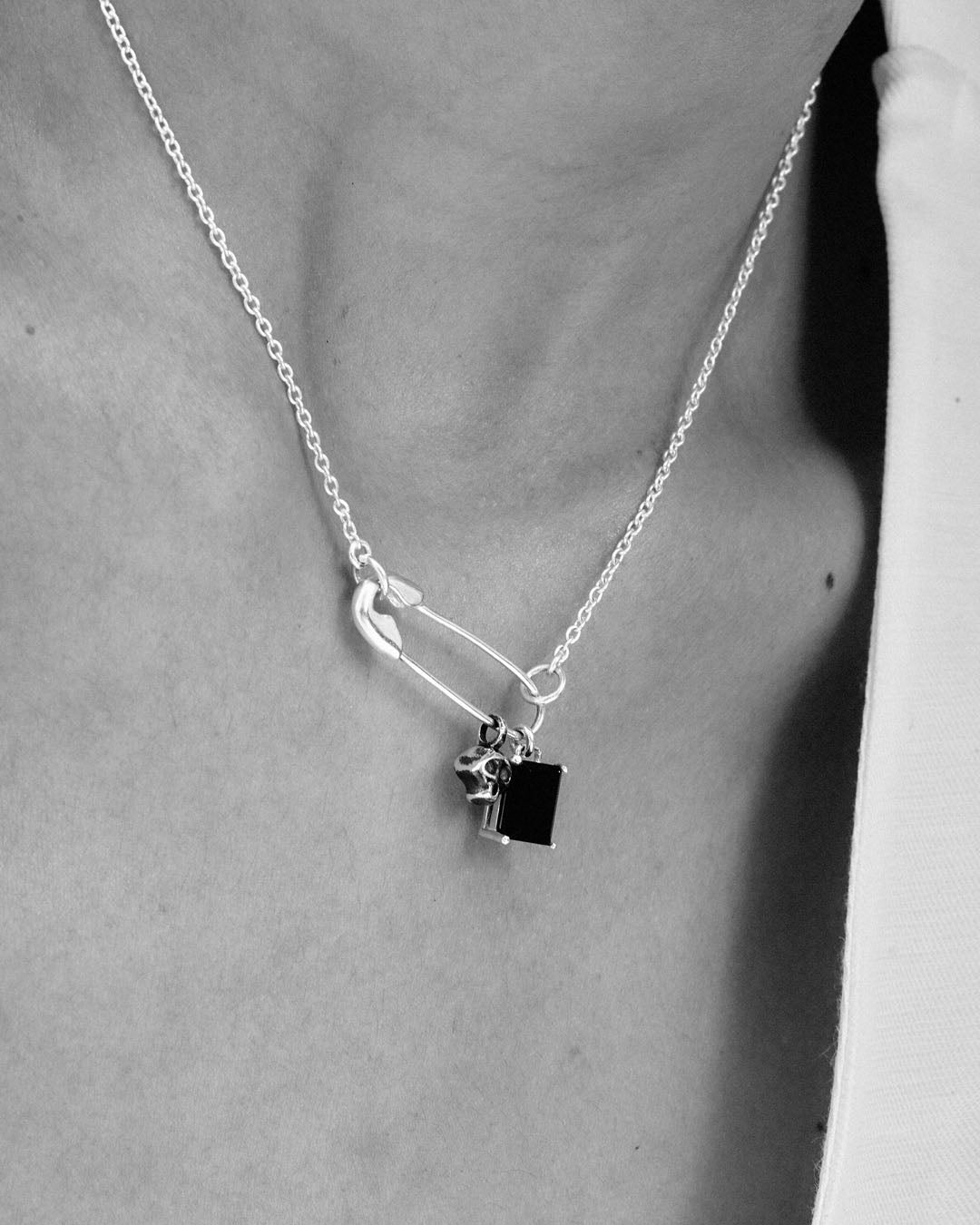 Halskette mit Sicherheitsnadel und Totenkopf aus Onyx