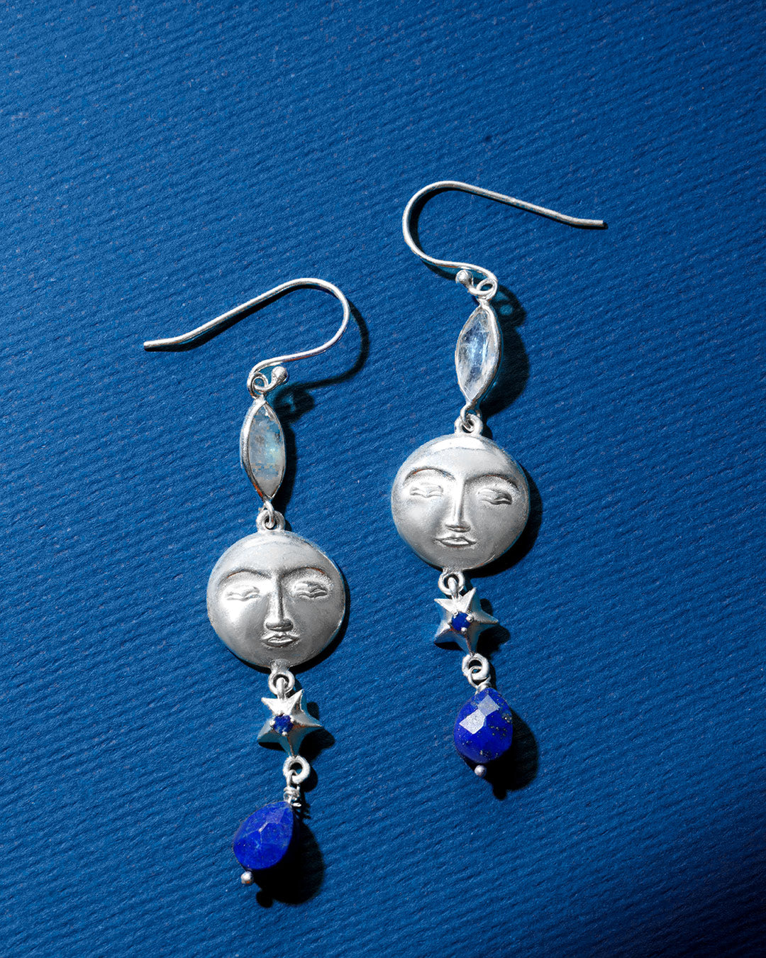 Mondgesicht-Ohrringe mit Lapislazuli und Mondstein