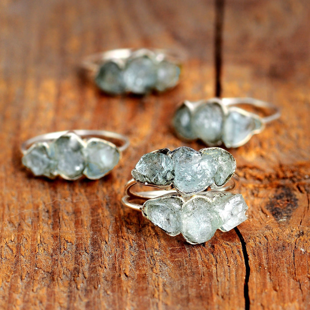 Drei-Stein-Ring mit rohem Aquamarin aus Sterlingsilber