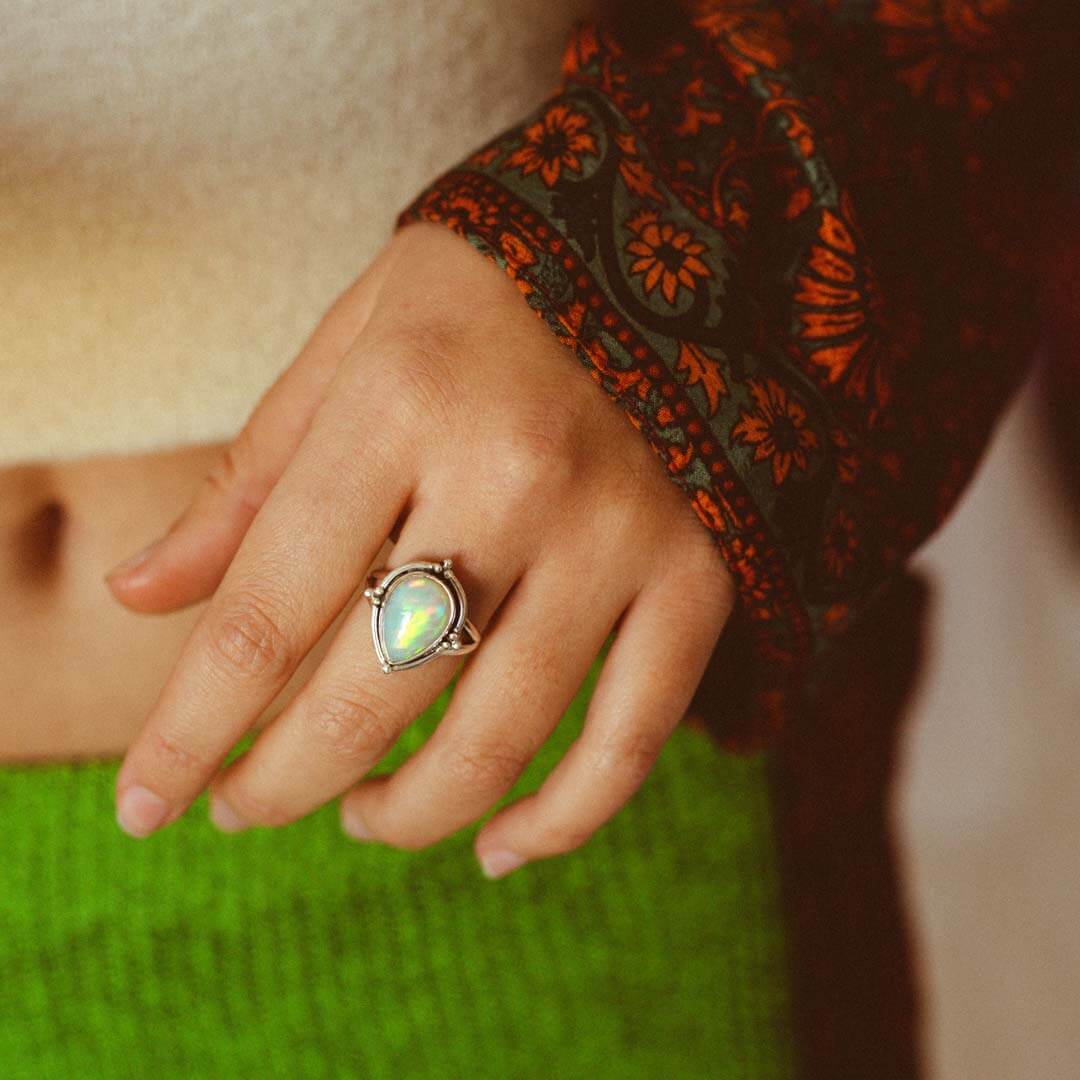 Opal-Tropfenring aus Sterlingsilber