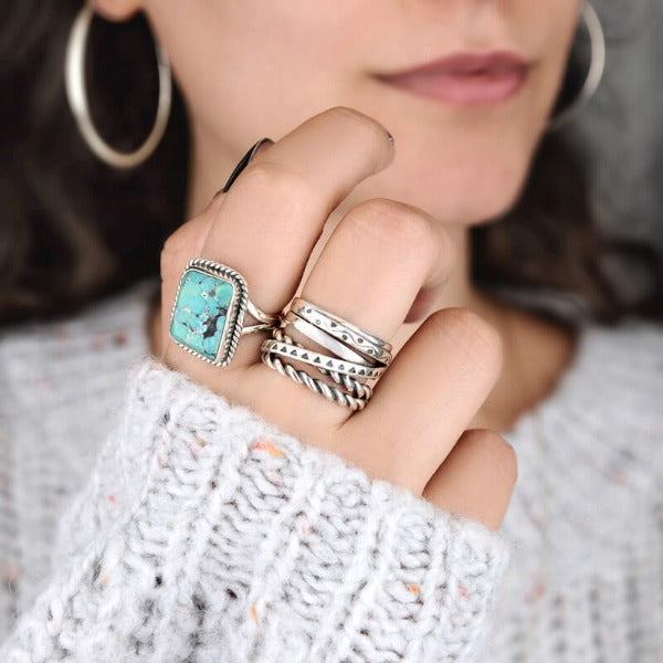 Breiter Silberring für Damen mit Boho-Gravur