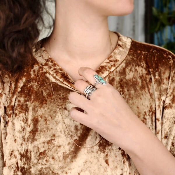 Breiter Silberring für Damen mit Boho-Gravur
