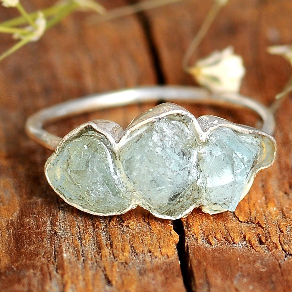 Drei-Stein-Ring mit rohem Aquamarin aus Sterlingsilber