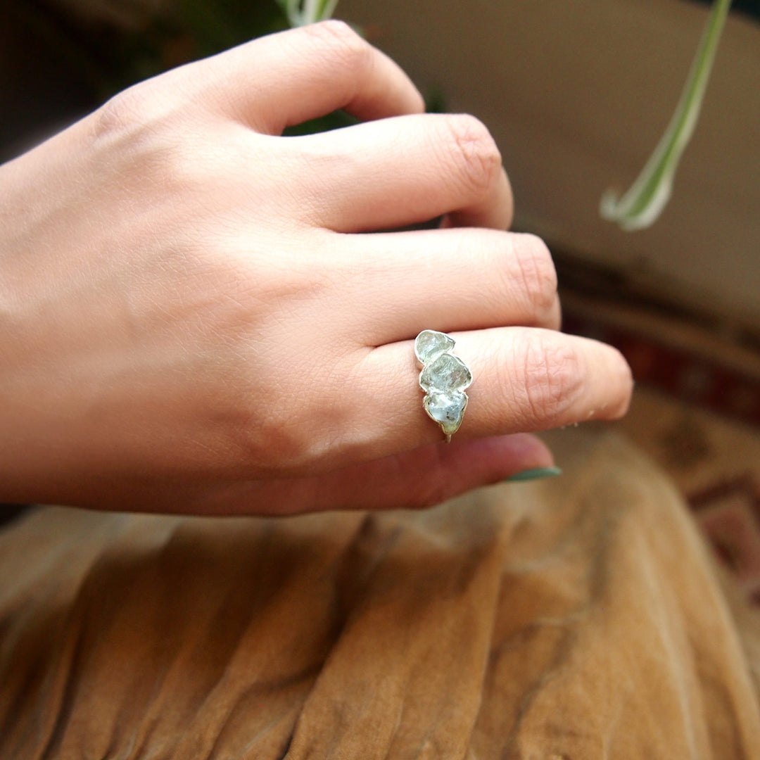 Drei-Stein-Ring mit rohem Aquamarin aus Sterlingsilber