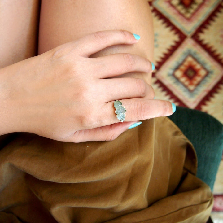 Drei-Stein-Ring mit rohem Aquamarin aus Sterlingsilber