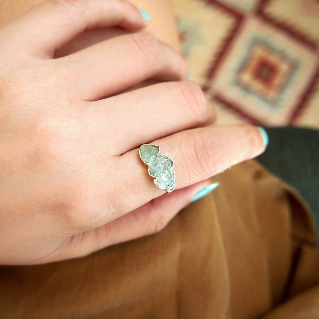 Drei-Stein-Ring mit rohem Aquamarin aus Sterlingsilber