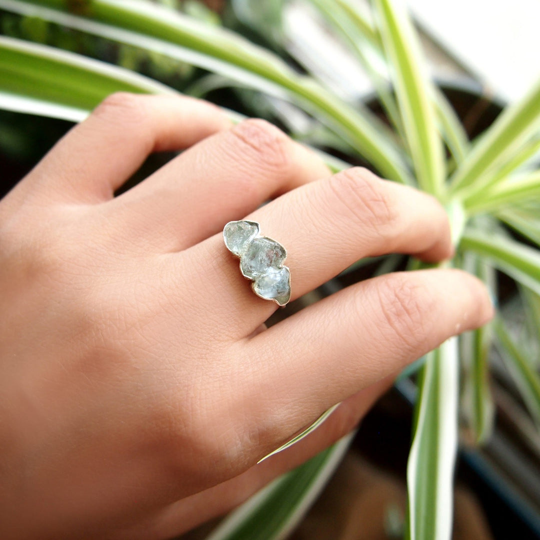 Drei-Stein-Ring mit rohem Aquamarin aus Sterlingsilber