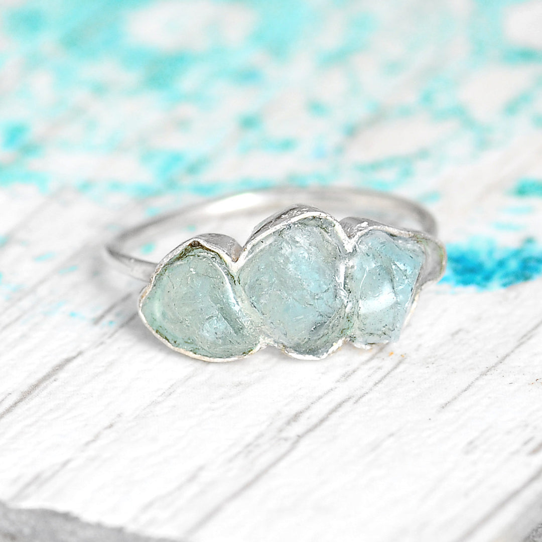 Drei-Stein-Ring mit rohem Aquamarin aus Sterlingsilber