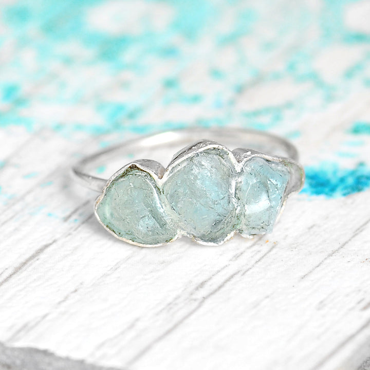 Drei-Stein-Ring mit rohem Aquamarin aus Sterlingsilber