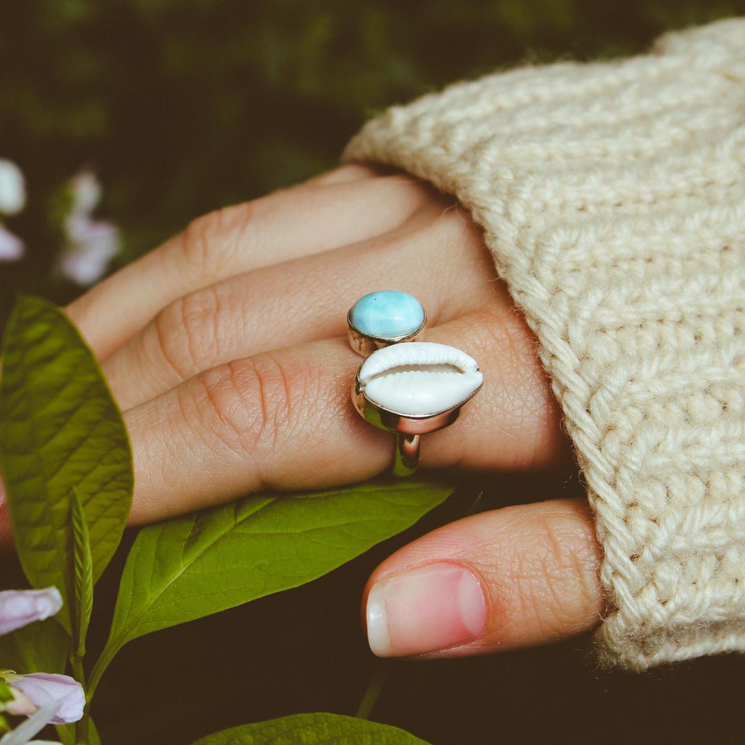 Ring aus Kauri-Muschel und Larimar