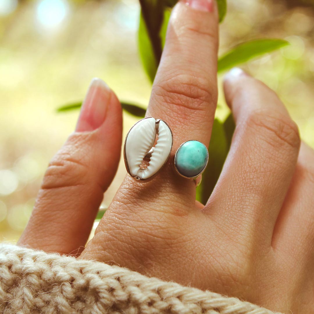 Ring aus Kauri-Muschel und Larimar