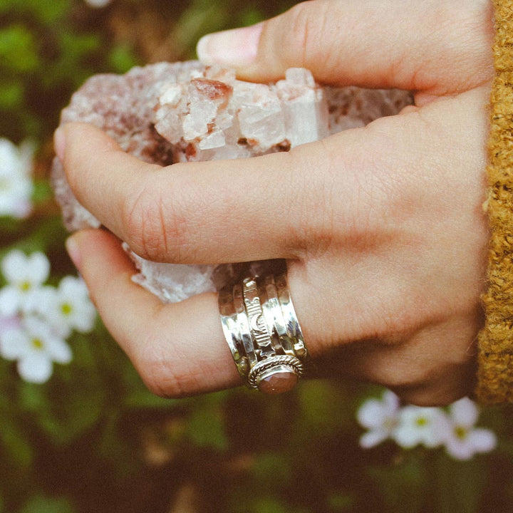 Himmlischer Fidget-Ring aus Pfirsichmondstein