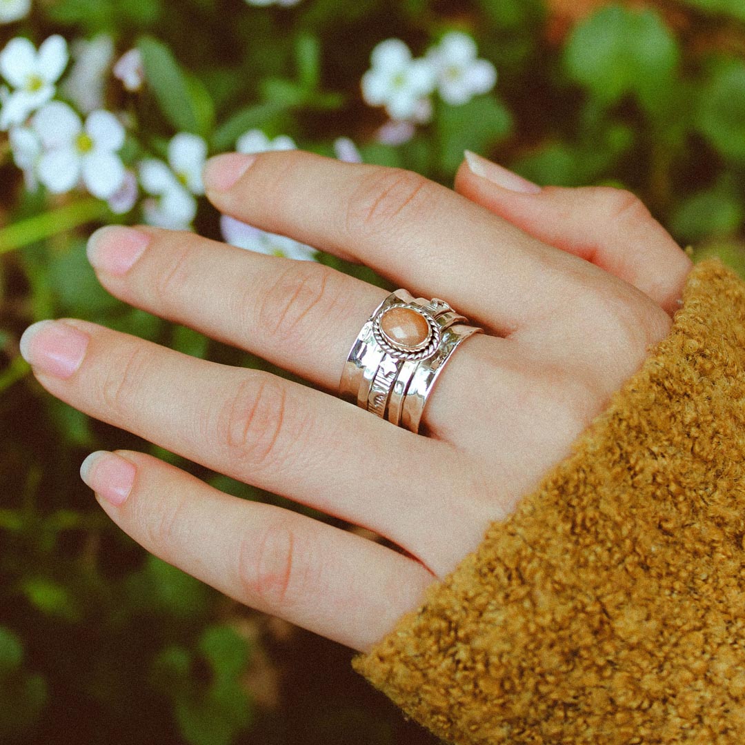 Himmlischer Fidget-Ring aus Pfirsichmondstein