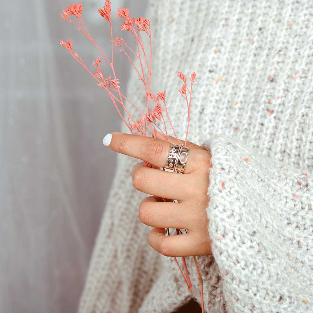 Rosenquarz Blumen und Schmetterling Spinner Ring