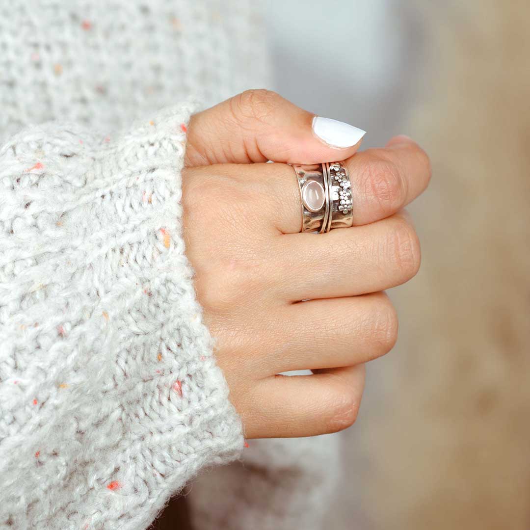 Rosenquarz Blumen und Schmetterling Spinner Ring