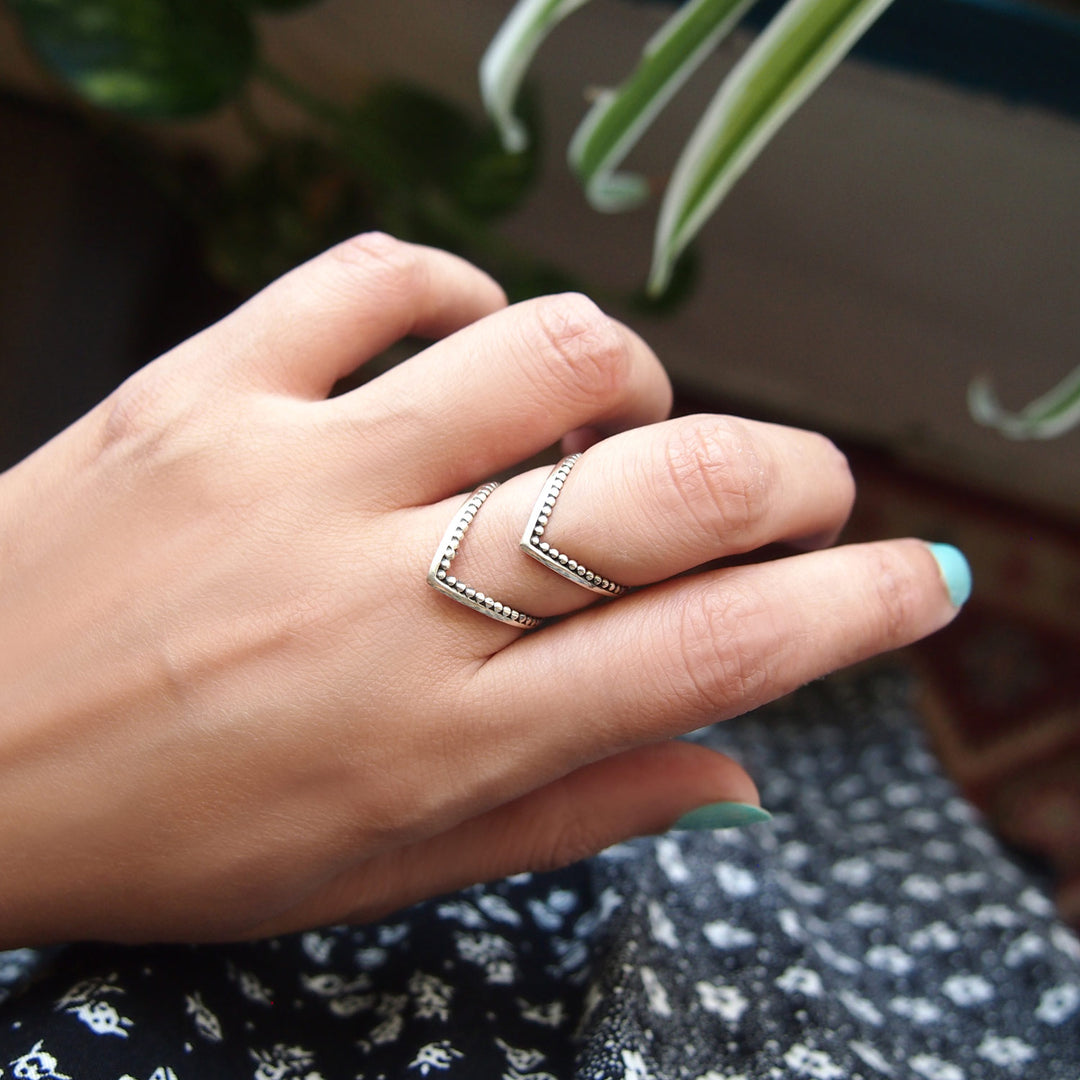 Statement-Ring aus Sterlingsilber mit doppeltem Chevron