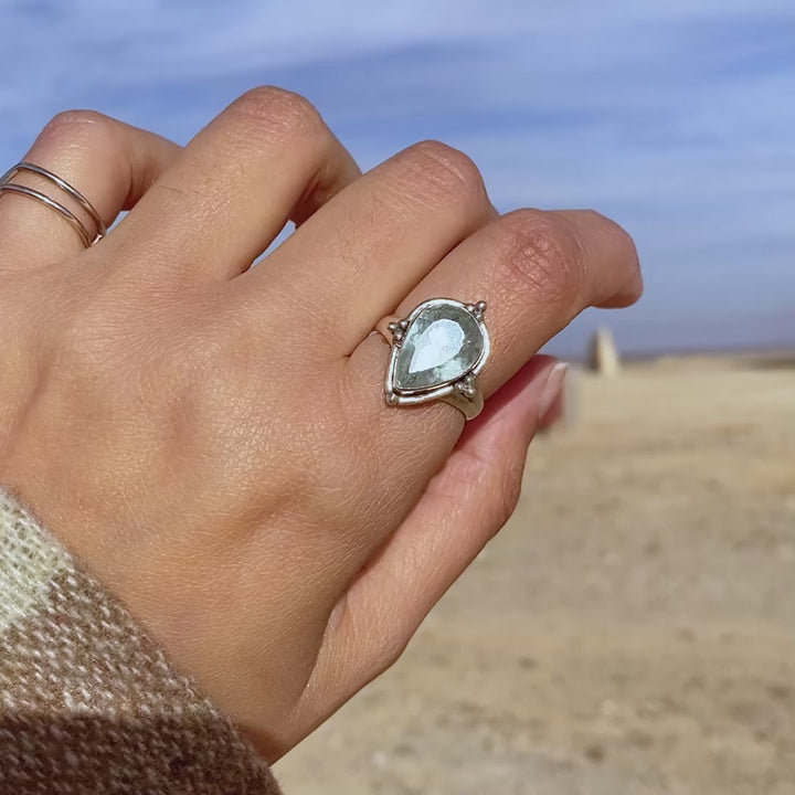 Tropfenförmiger Aquamarinring aus Sterlingsilber