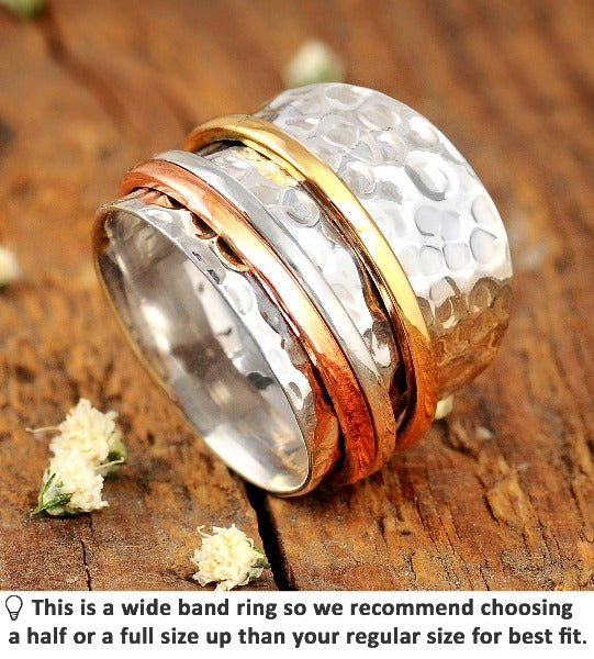 Drehbarer breiter Ring aus gehämmertem Silber